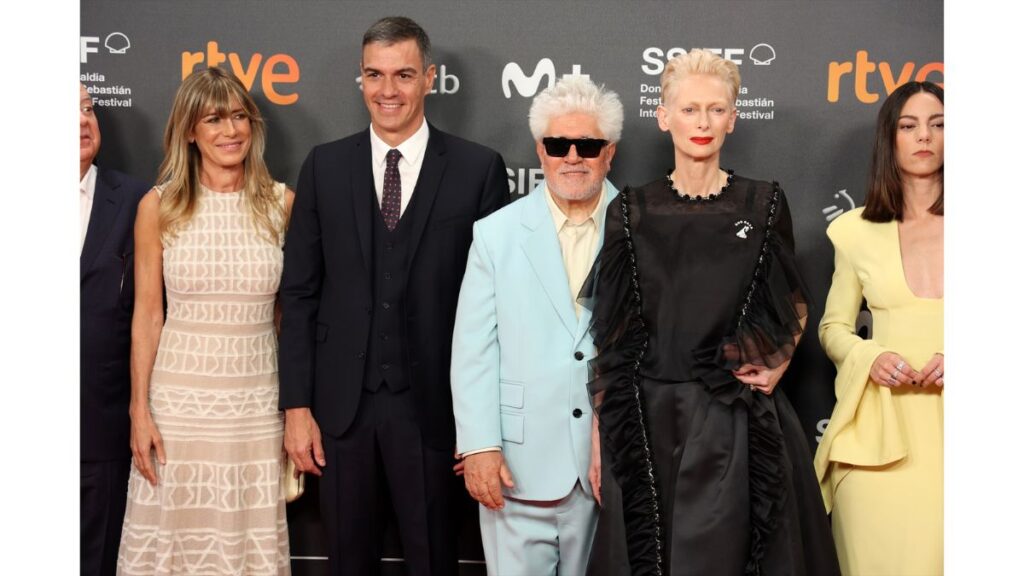 Begoña Gómez, con vestido de Teresa Helbig, Pedro Sánchez y Pedro Almodóvar en el Festival de San Sebastián