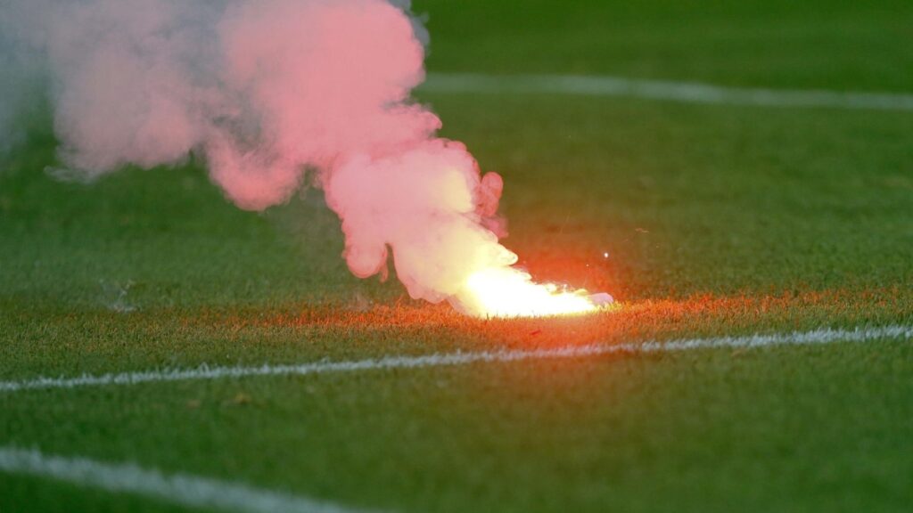 Una bengala en el césped del Calderón