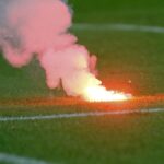 Una bengala en el césped del Calderón