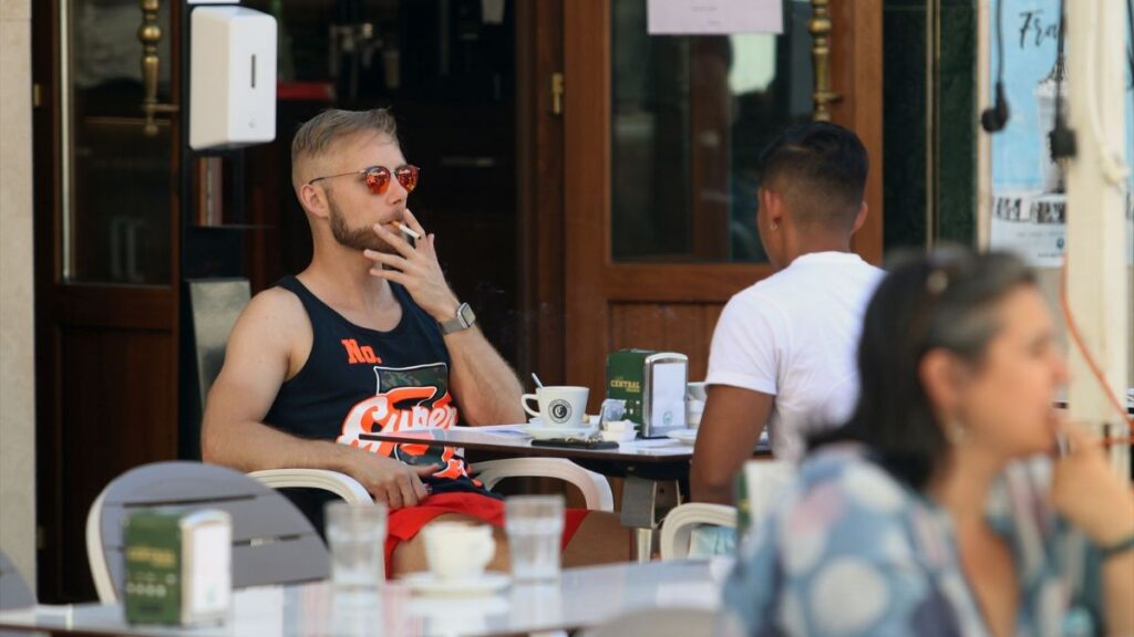 Bruselas propone endurecer las medidas contra el tabaco.