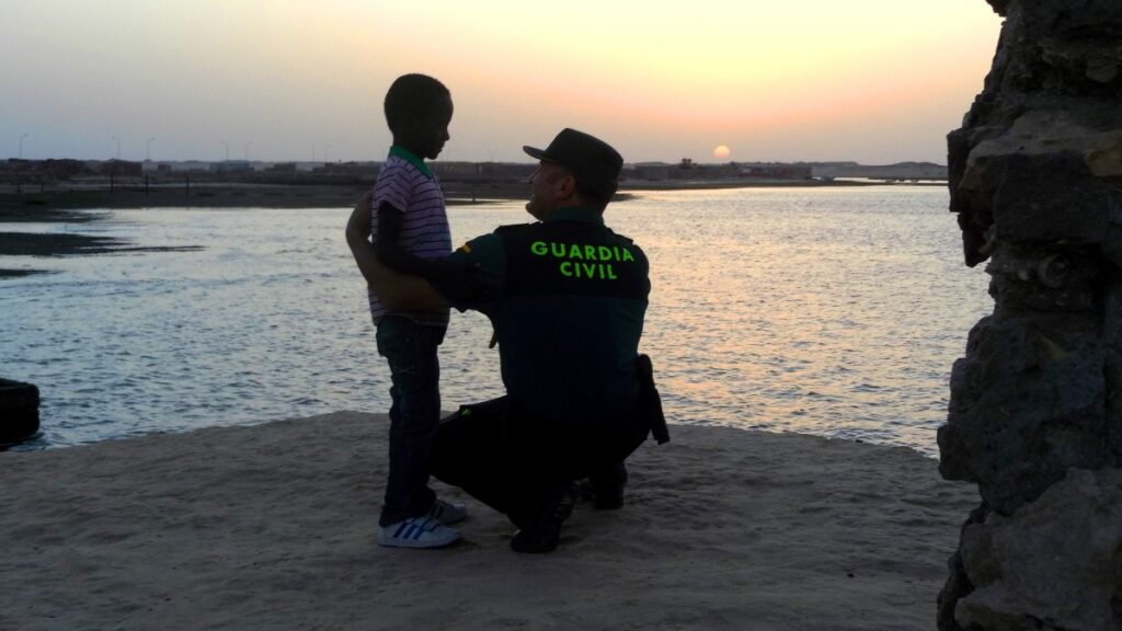 Un agente de la Guardia Civil con un niño