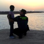 Un agente de la Guardia Civil con un niño