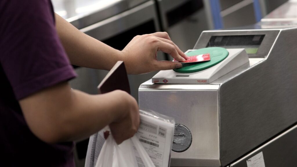 Despídete de usar la tarjeta de transporte. A partir de ahora, podrás usar tu móvil