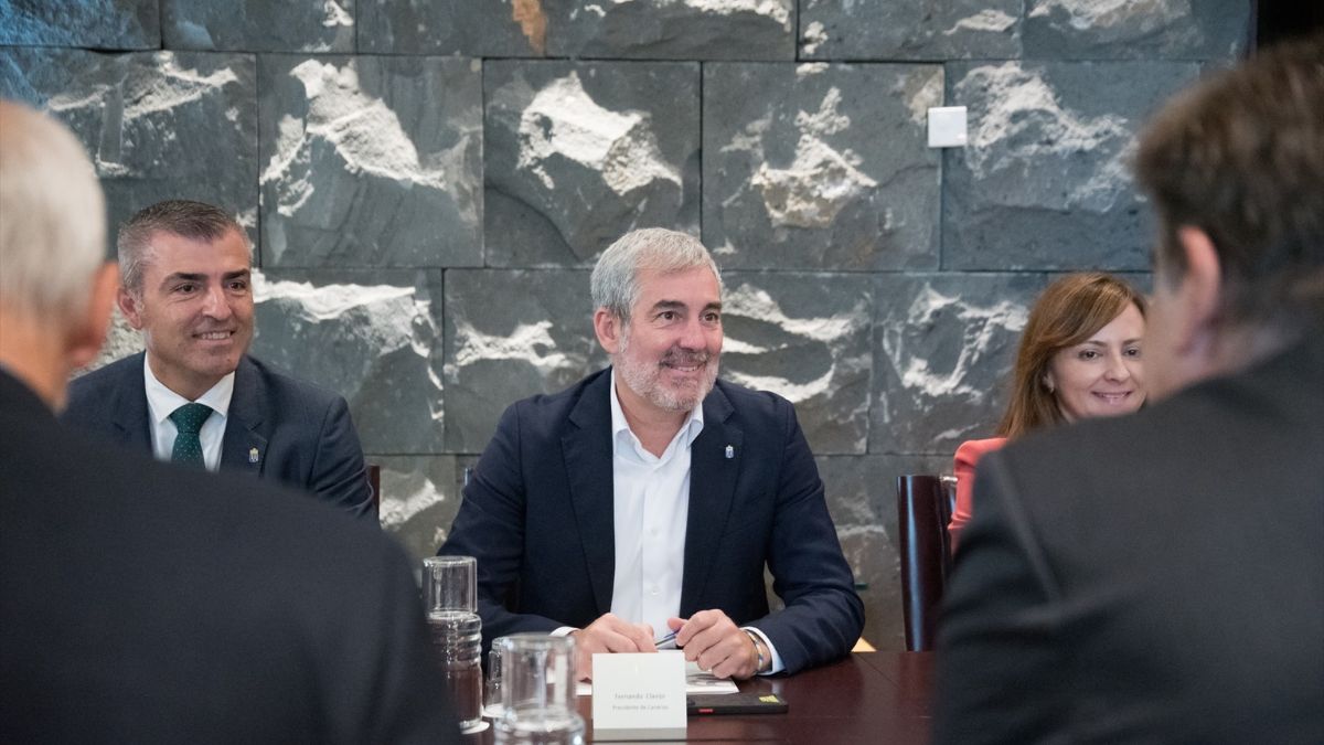 El presidente de Canarias, Fernando Clavijo, acompañado por el vicepresidente de Canarias, Manuel Domínguez, mantienen una reunión con el vicepresidente de la Comisión Europea, Margaritis Schinas