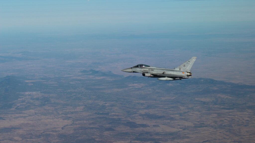 Un Eurofighter del Ejército del Aire, con base en Morón, durante el ejercicio de interceptación