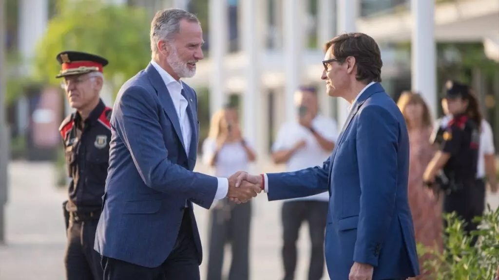 El Rey Felipe VI y el presidente de la Generalitat, Salvador Illa, durante su visita el Nou Port Olímpic