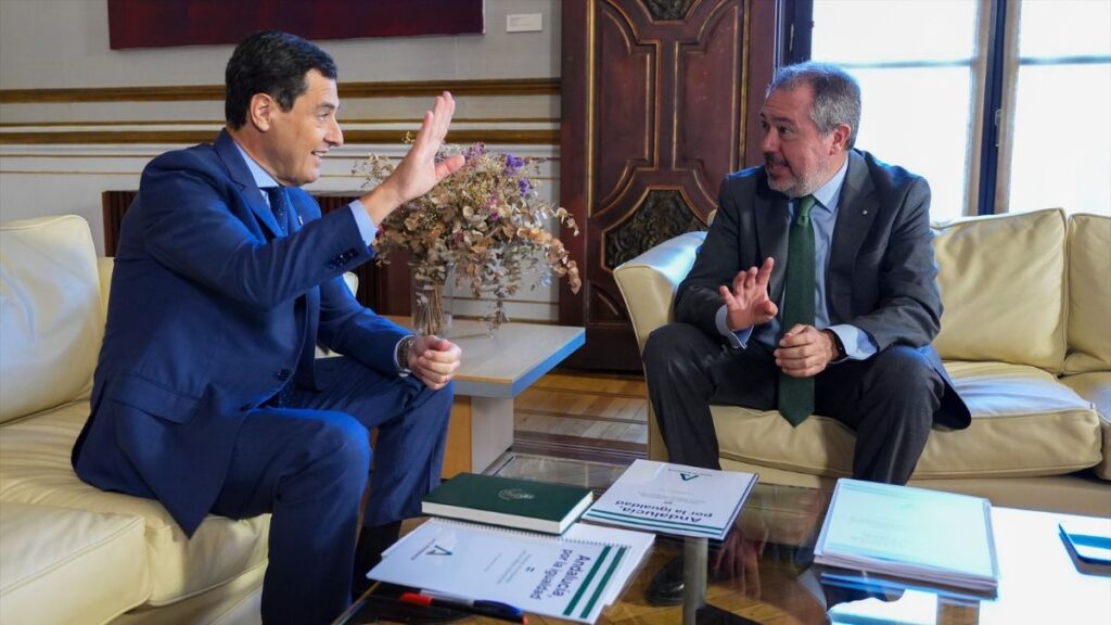 El presidente de la Junta de Andalucía, Juanma Moreno (i) con el secretario general del PSOE A, Juan Espadas (d) durante la reunión de este lunes.