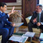 El presidente de la Junta de Andalucía, Juanma Moreno (i) con el secretario general del PSOE A, Juan Espadas (d) durante la reunión de este lunes.