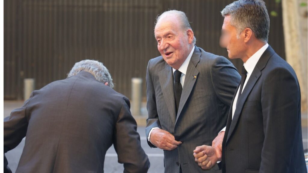 El rey Juan Carlos I en el funeral de Fernández de Araoz en Madrid