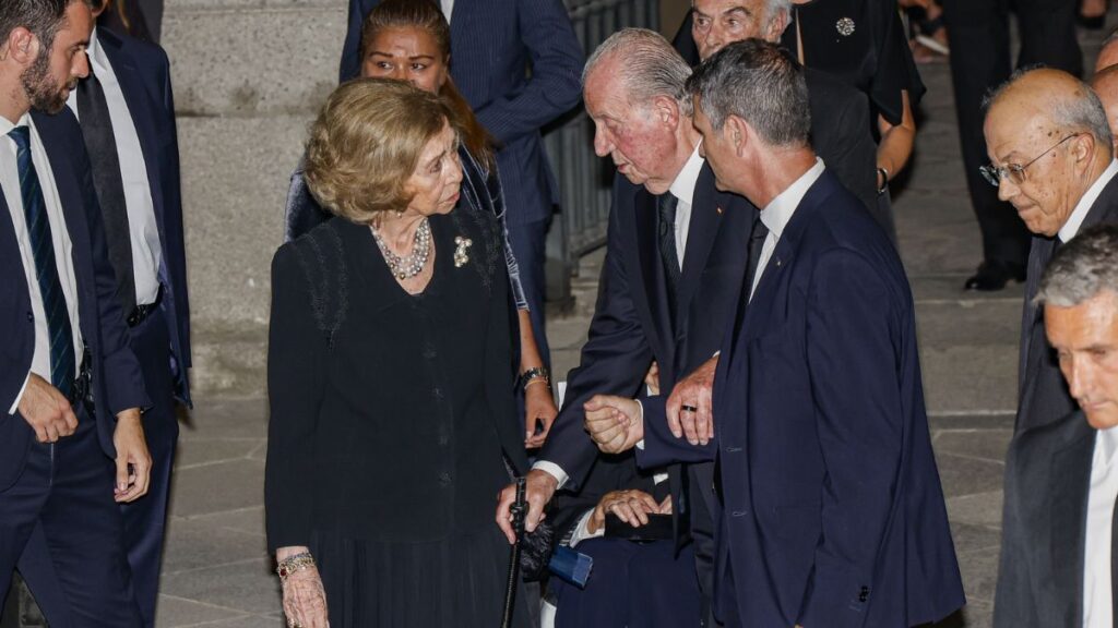 El rey Juan Carlos I y la reina Sofía en el funeral de Juan Gómez-Acebo