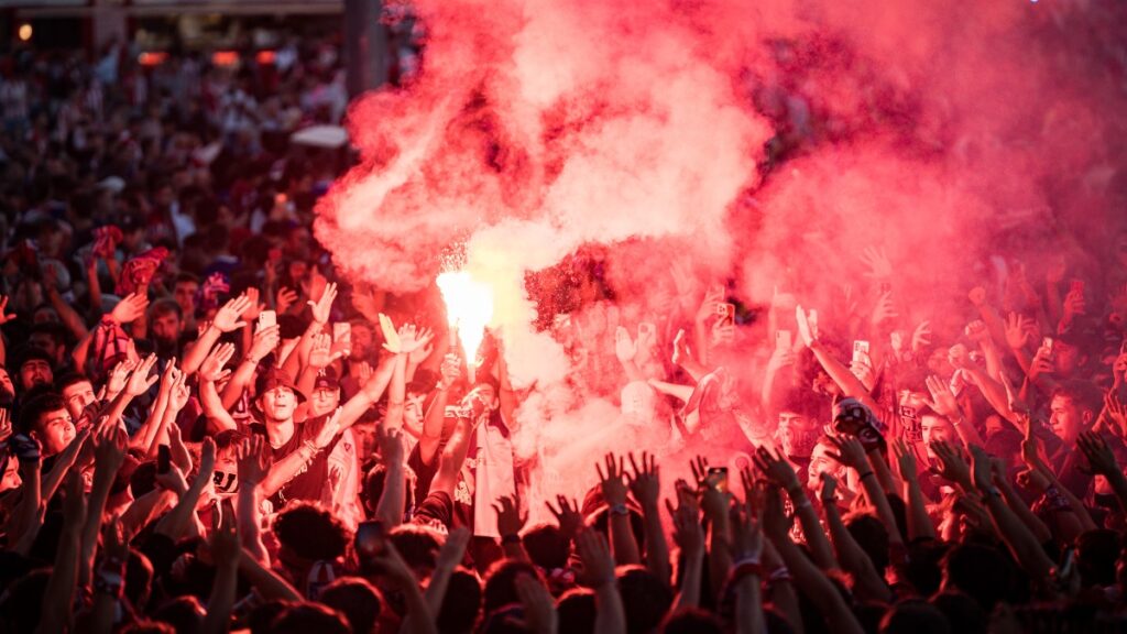 Cientos de aficionados en los alrededores del estadio Civitas Metropolitano, en 2023