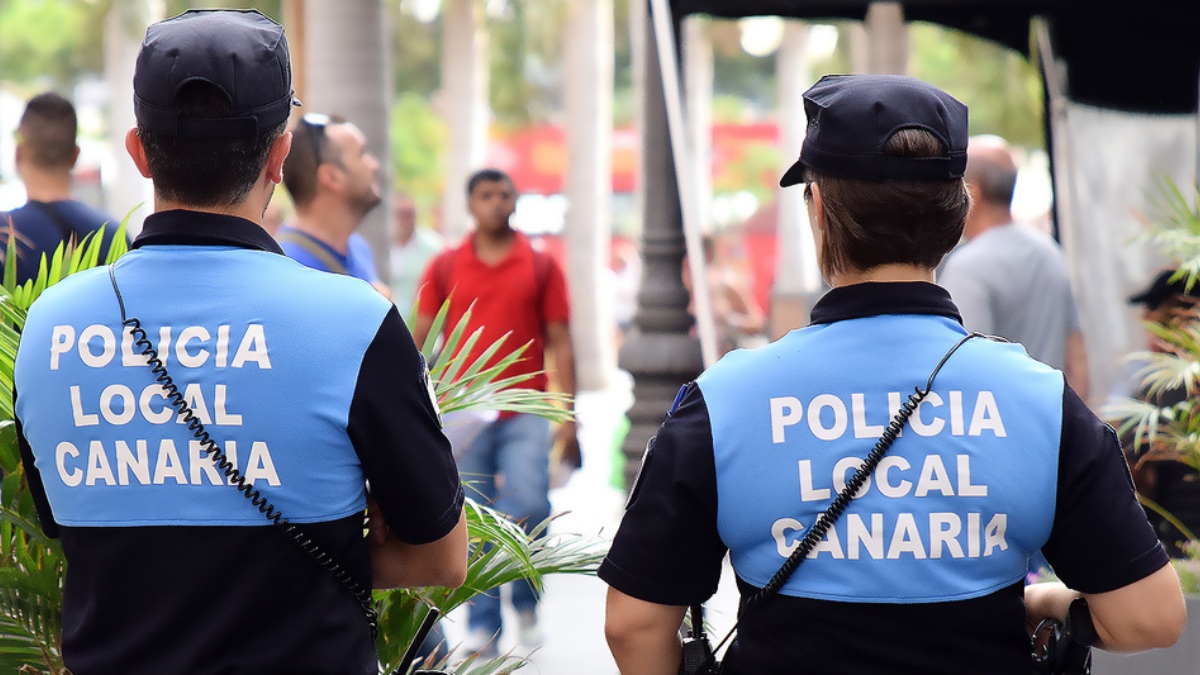 Dos policías ingresan en prisión en Tenerife por cobrar multas falsas a turistas extranjeros