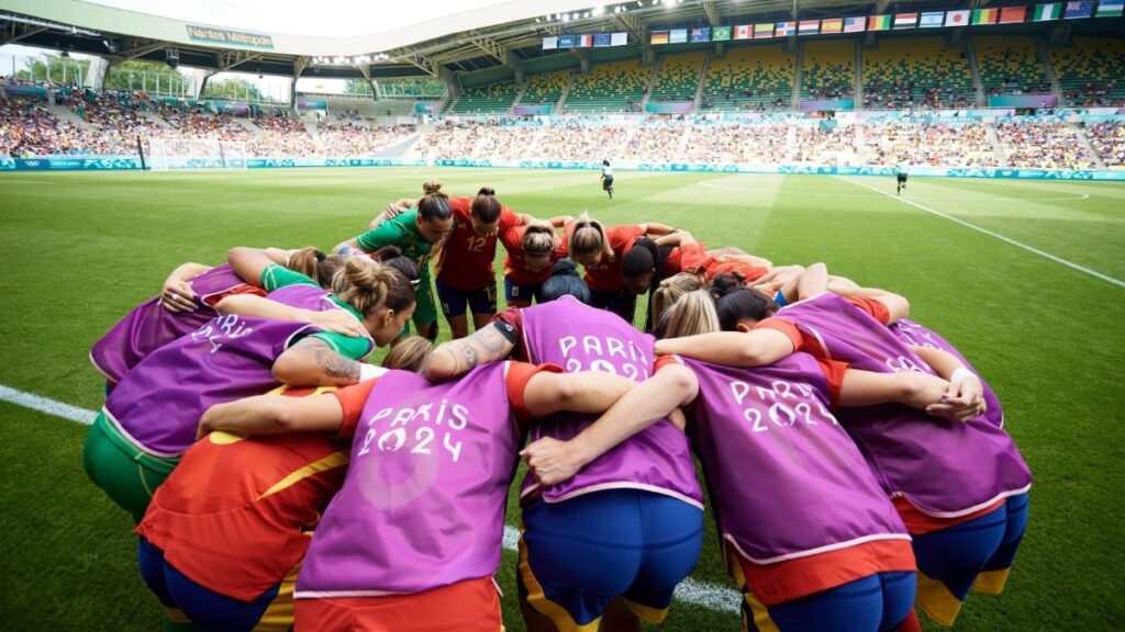 Calentamiento de la selección española femenina de fútbol en su primer partido en los Juegos Olímpicos de París