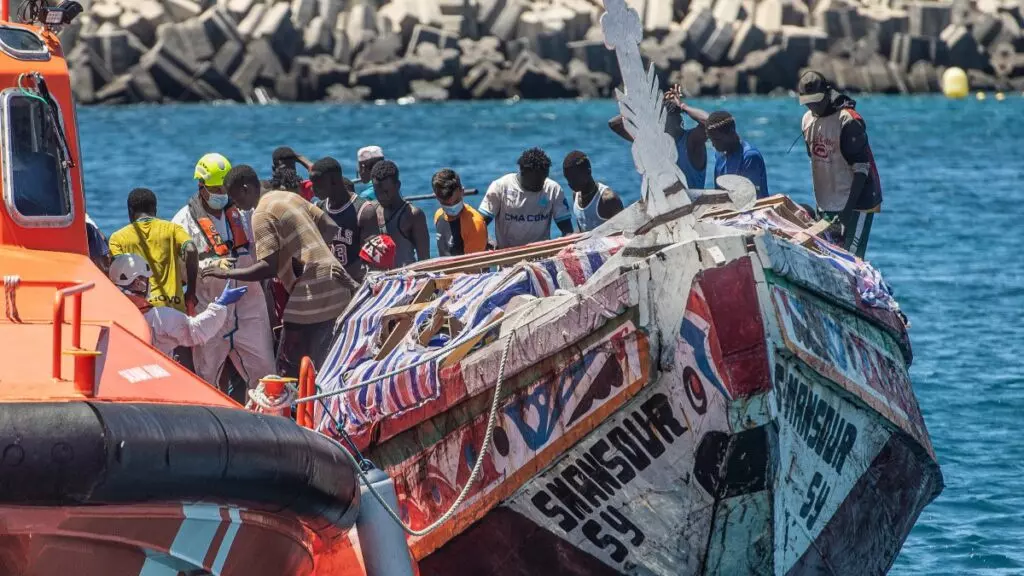 Varios inmigrantes desembarcan de un cayuco en El Hierro, en una imagen de archivo