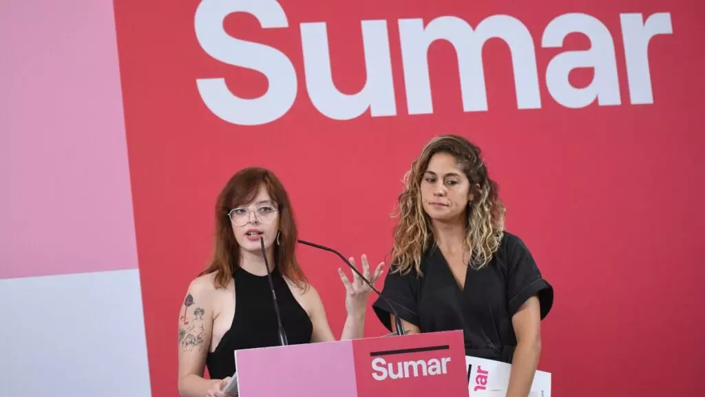 La secretaria de Comunicación de Sumar, Elizabeth Duval, acompañada por la Secretaria de Organización, Lara Hernández