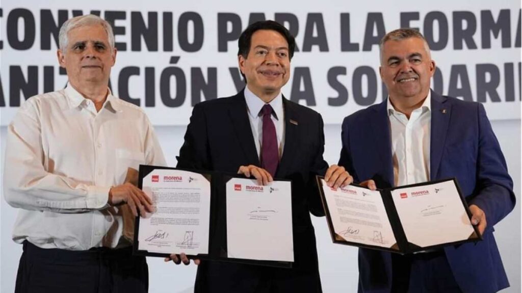 El director del Instituto de Formación Política, el presidente de MORENA y Santos Cerdán muestran el convenio firmado.