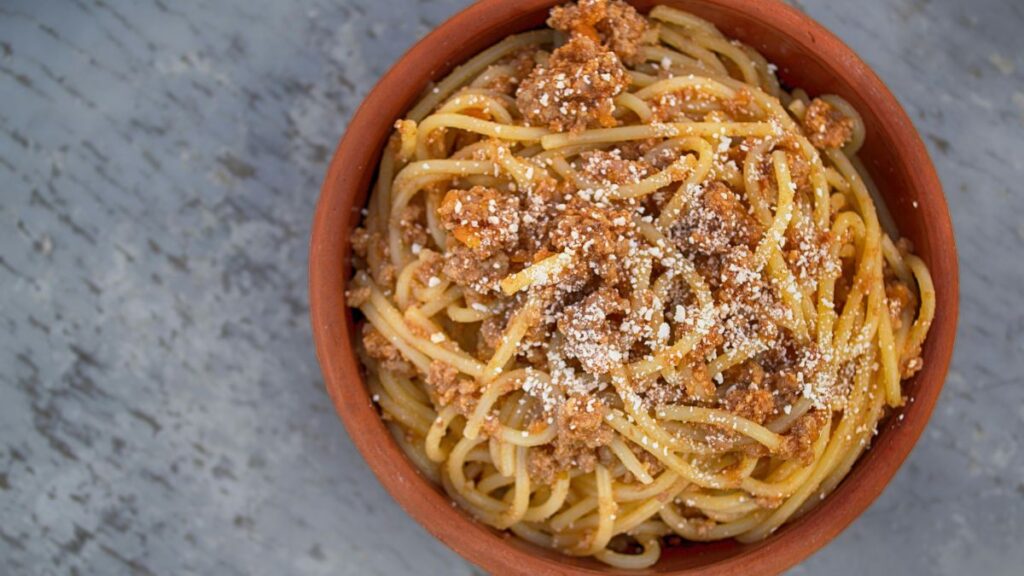 Plato de espaguetis con tomate