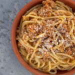 Plato de espaguetis con tomate