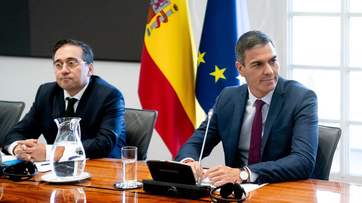 José Manuel Albares, ministro de Asuntos Exteriores, y Pedro Sánchez, presidente del Gobierno