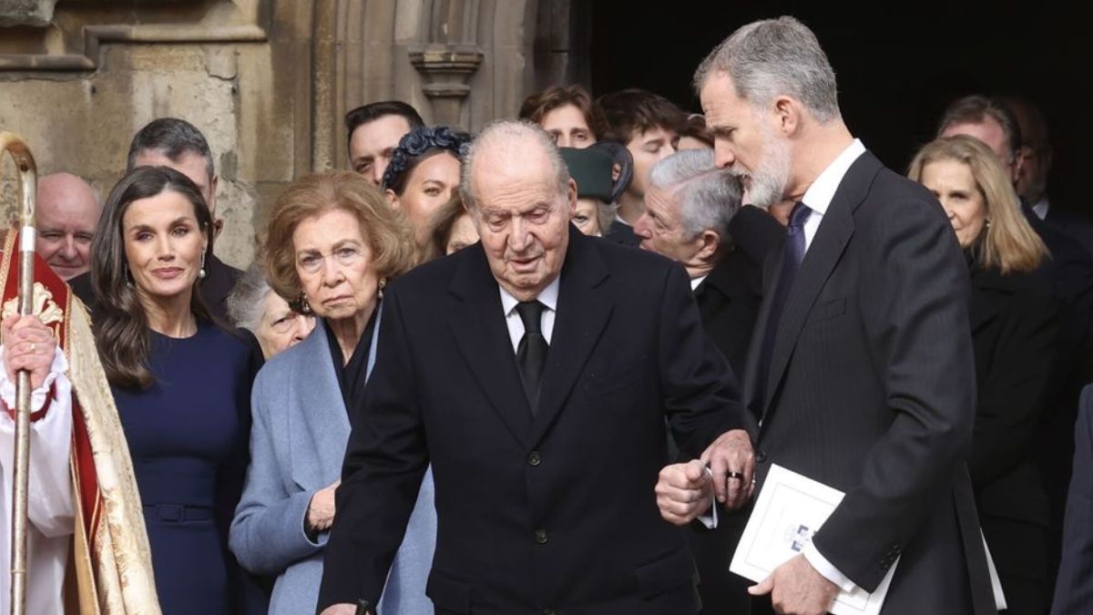 Juan Carlos I, el rey Felipe VI, la reina Letizia y Sofía en el funeral de Constantino de Grecia en el Castillo de Windsor