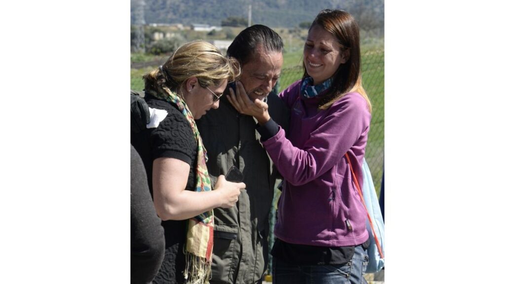 Julián Muñoz con sus dos hijas, Elia y Eloísa, tras conseguir la semilibertad en 2006