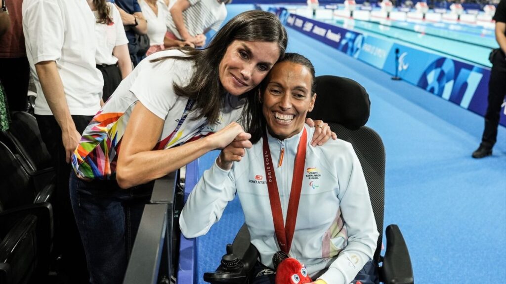 La reina Letizia, con Teresa Perales, medalla de bronce, en los Juegos Paralímpicos de París