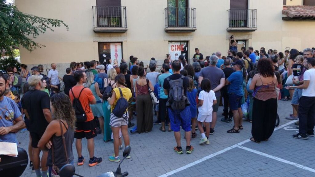 Los vecinos de Manzanares el Real se manifiestan en señal de protesta