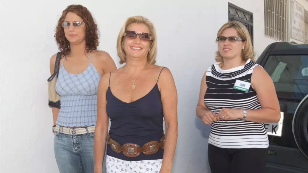 Mayte Zaldívar con sus dos hijas Eloísa y Elia