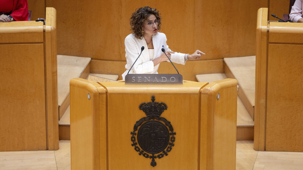 La vicepresidenta primera y ministra de Hacienda, María Jesús Montero, durante un pleno en el Senado, a 4 de septiembre de 2024, en Madrid (España).