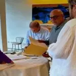 Edmundo González firma coaccionado el documento que le permite salir de Venezuela.