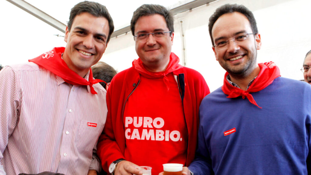 Pedro Sánchez, Óscar López y Antonio Hernando, en una fiesta del PSOE en 2014.