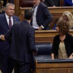 Santos Cerdán conversa con Sánchez en el Congreso.