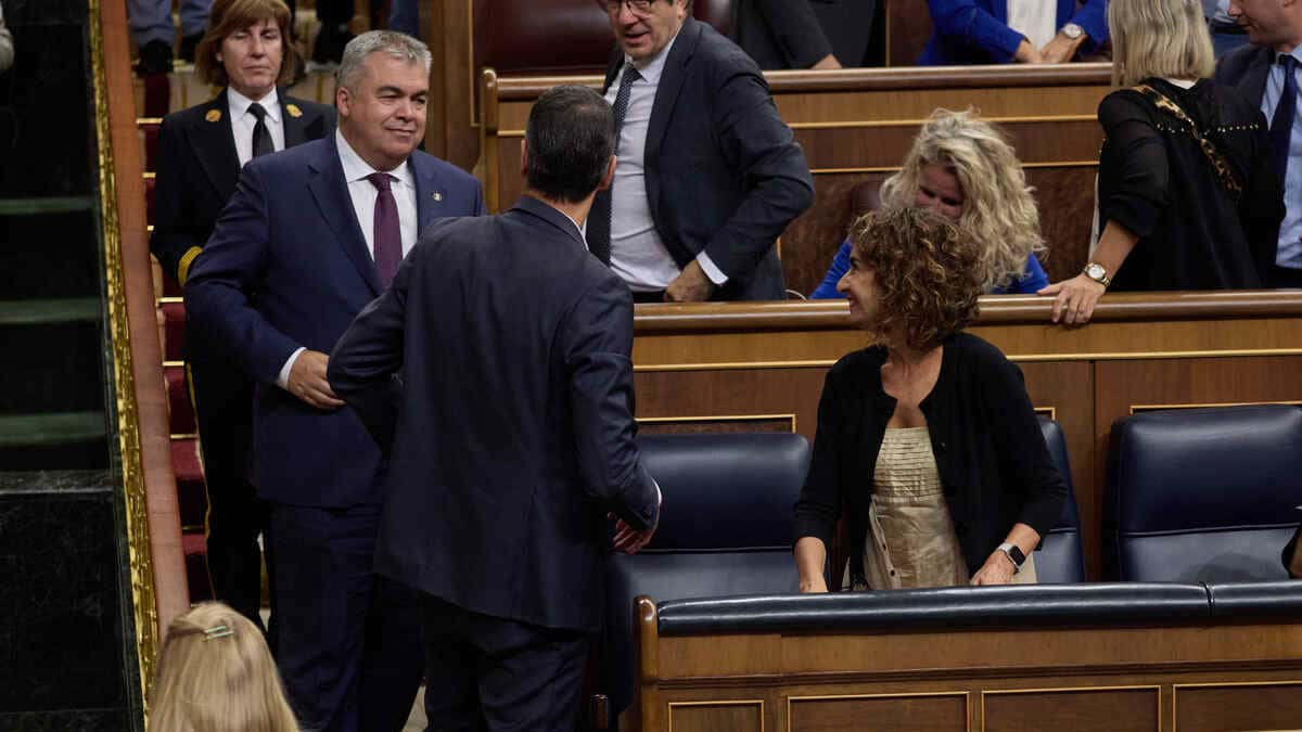 Santos Cerdán conversa con Sánchez en el Congreso.