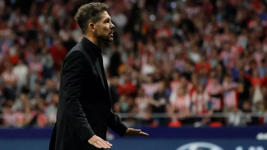 El entrenador del Atlético, Diego Simeone, se dirige a los ultras durante el incidente del derbi.