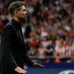 El entrenador del Atlético, Diego Simeone, se dirige a los ultras durante el incidente del derbi.