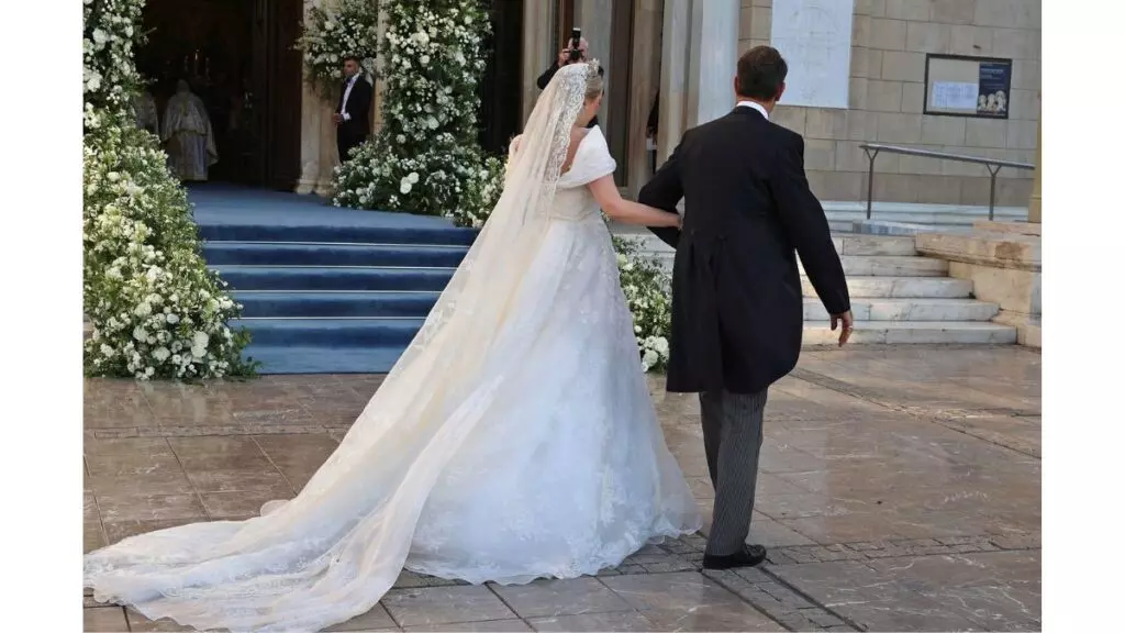 Teodora de Grecia llega a la Catedral del brazo de su hermano Pablo