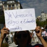 Una persona sujeta un cartel durante una manifestación para reivindicar a Edmundo González como presidente electo de Venezuela, frente al Senado, a 18 de septiembre de 2024, en Madrid (España).