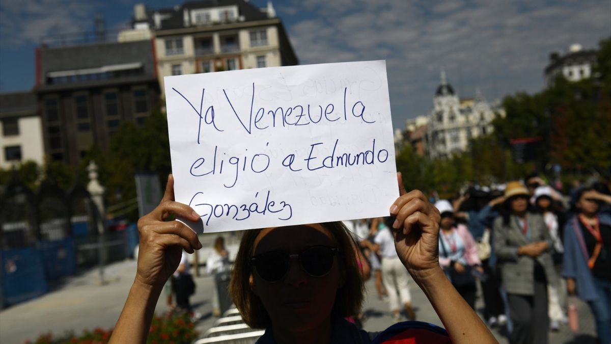 Una persona sujeta un cartel durante una manifestación para reivindicar a Edmundo González como presidente electo de Venezuela, frente al Senado, a 18 de septiembre de 2024, en Madrid (España).