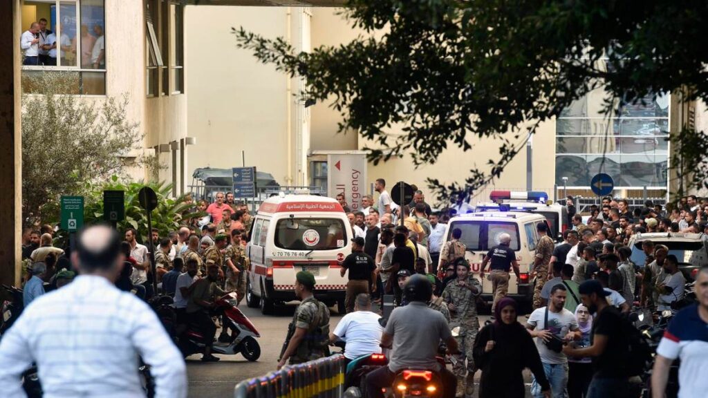 Una ambulancia llega al Centro Médico de la Universidad Americana de Beirut (AUBMC)