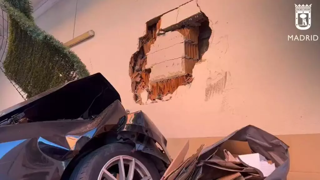 Imagen del accidente contra el muro de un supermercado.