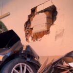 Imagen del accidente contra el muro de un supermercado.