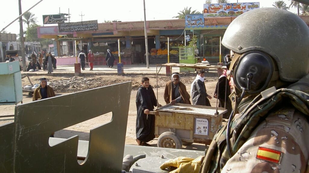 Un militar del Ejército español durante una patrulla de reconocimiento en Irak