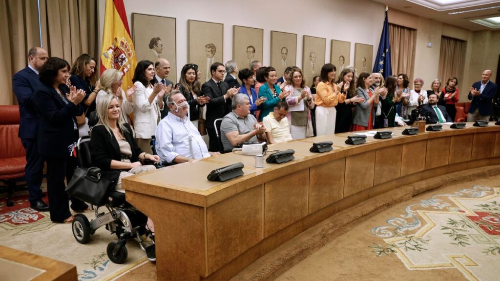 Firma de las enmiendas de la ley ELA este miércoles en el Congreso.