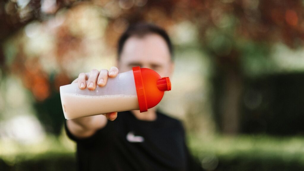 Un deportista con un batido de proteínas