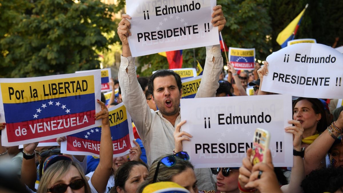 Cientos de venezolanos se agrupan frente al Congreso para reivindicar la victoria de Edmundo González