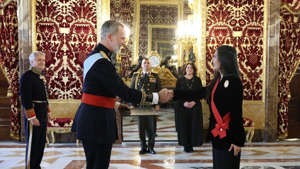 La embajadora venezolana abandona España tras ser llamada a consultas