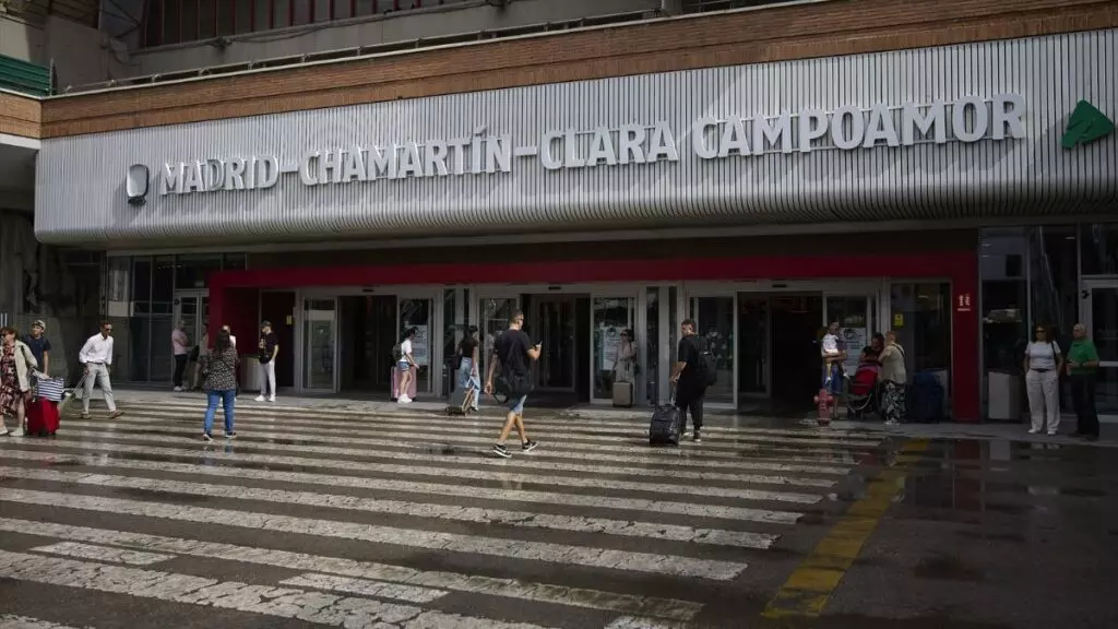 Nuevo caos en Chamartín por la tormenta: goteras en la estación, retrasos de trenes y tensión entre los viajeros