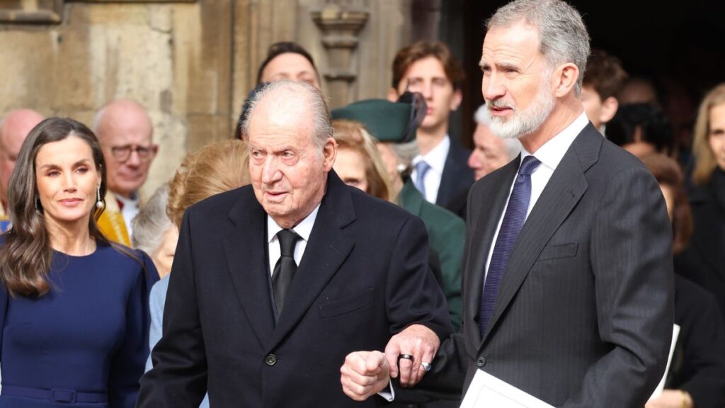 Los reyes Felipe y Letizia y Juan Carlos I