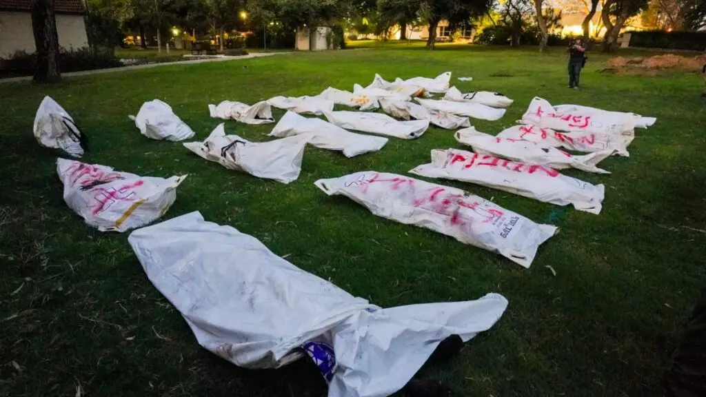 Los cuerpos de los residentes de un kibutz atacado por Hamás en Israel