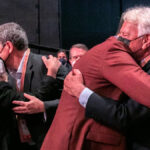 Pedro Sánchez abraza a Felipe González en el Congreso Federal de octubre de 2021.